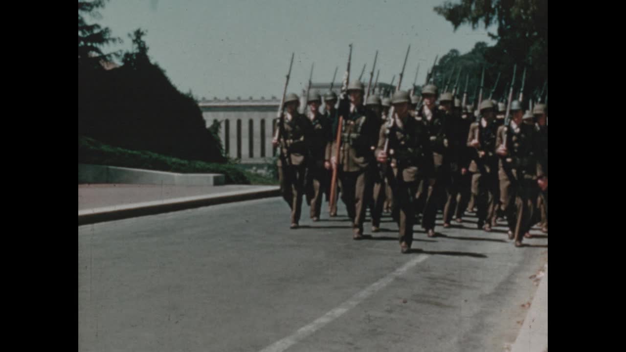 1945年，美国加州，学生士兵列队行进。视频素材