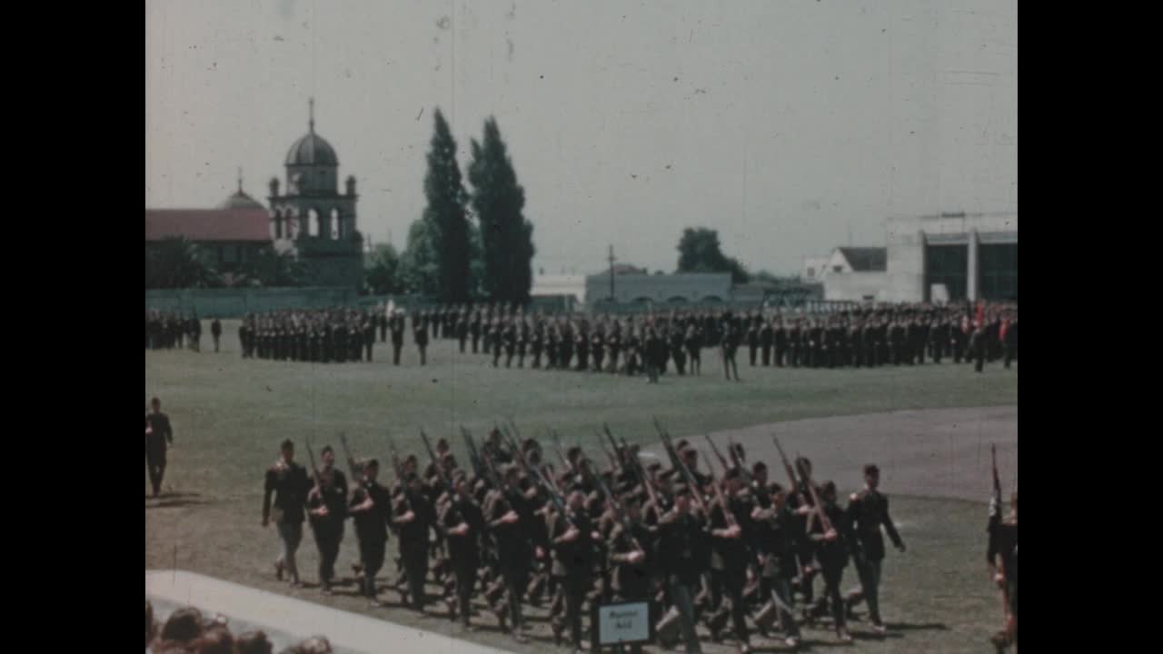 1945年，美国加州，新兵在大学校园里行进。视频素材