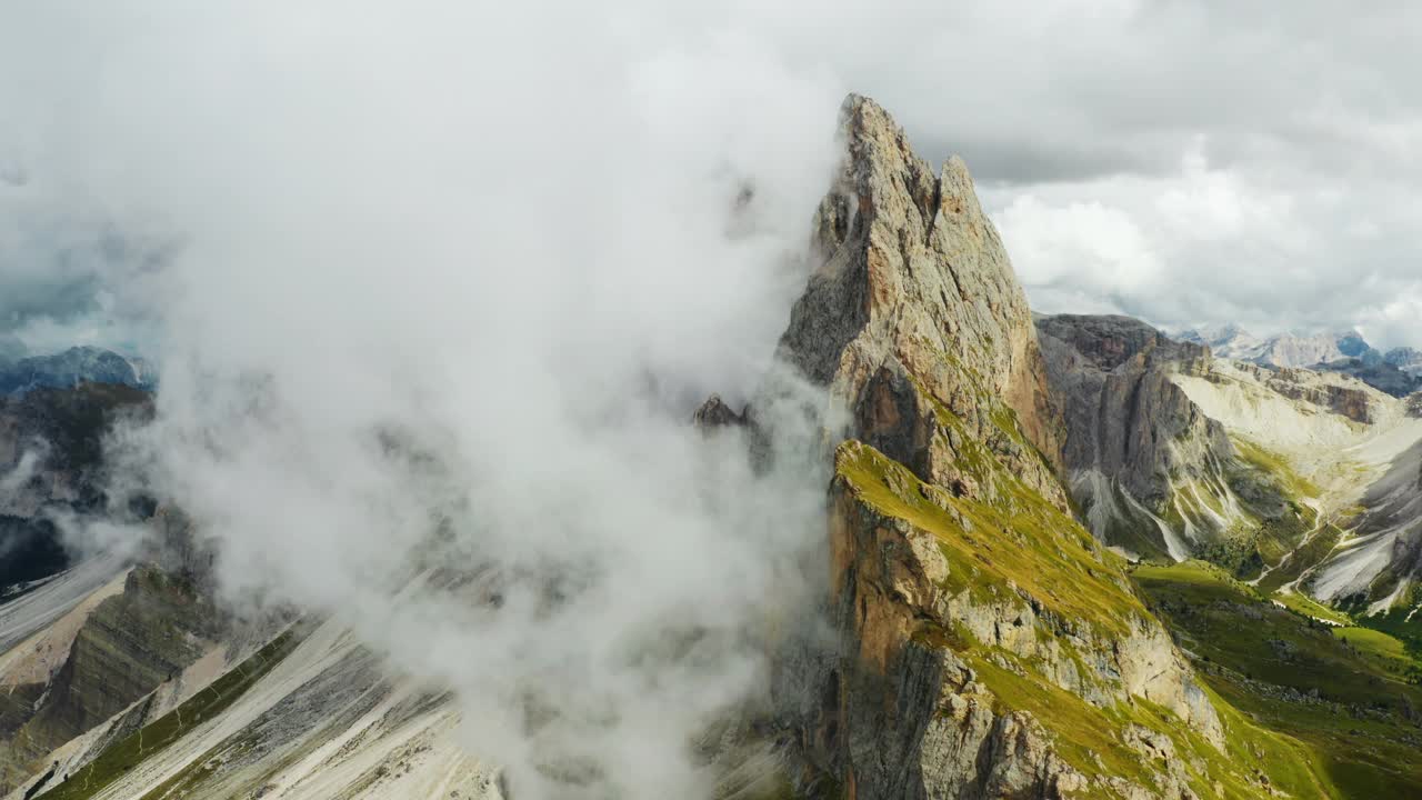 白云降落在岩石的塞塞达山在阿尔卑斯山视频素材