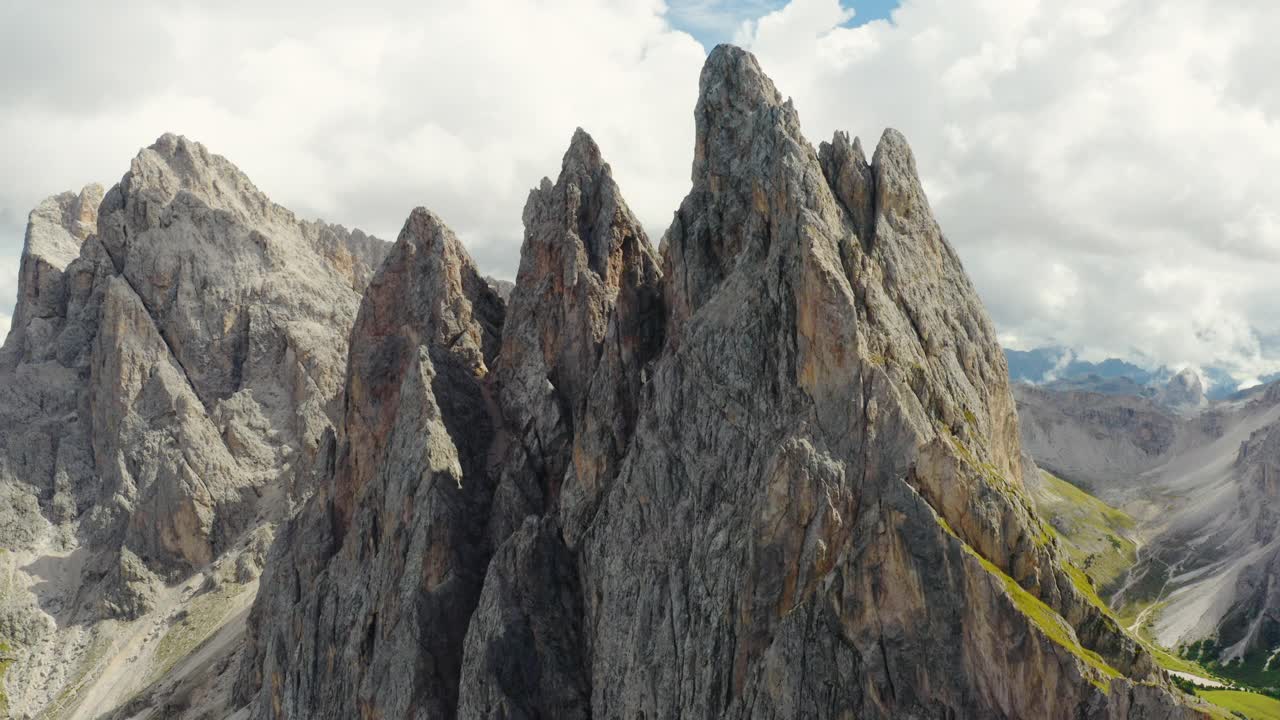 观察点对着石峰密布的塞达山视频素材