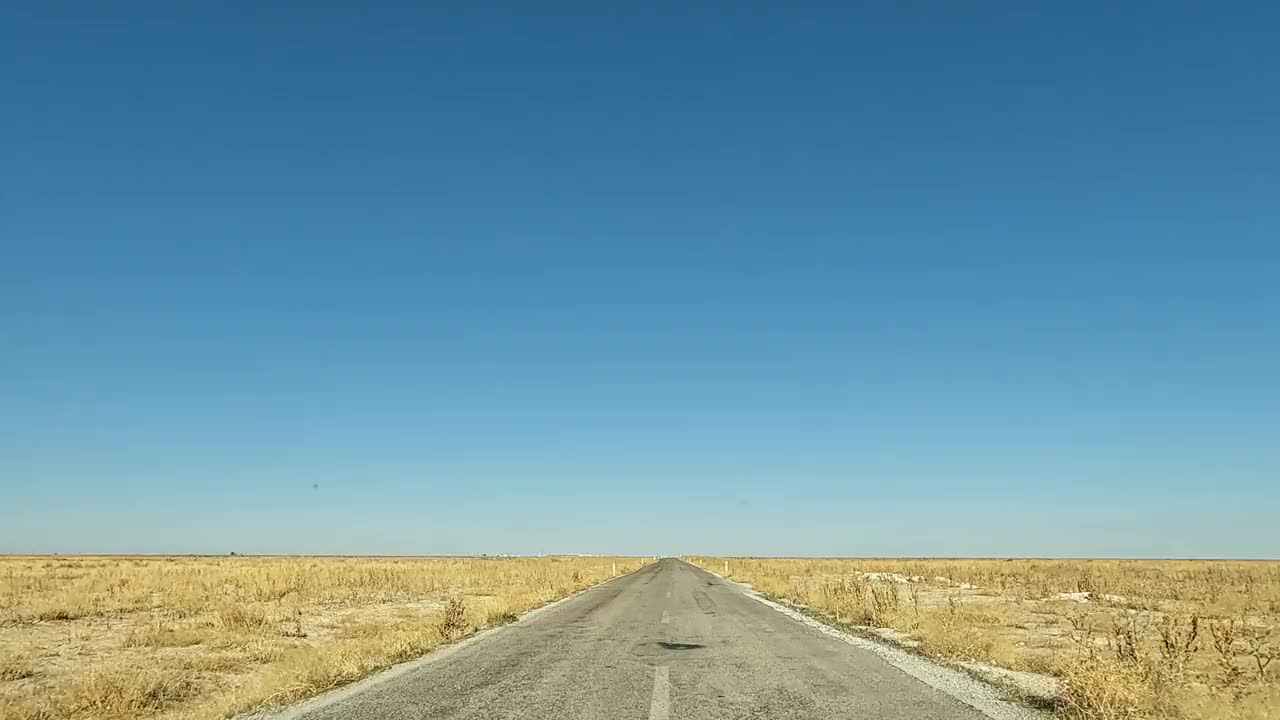 在乡村道路上行驶的汽车视频素材