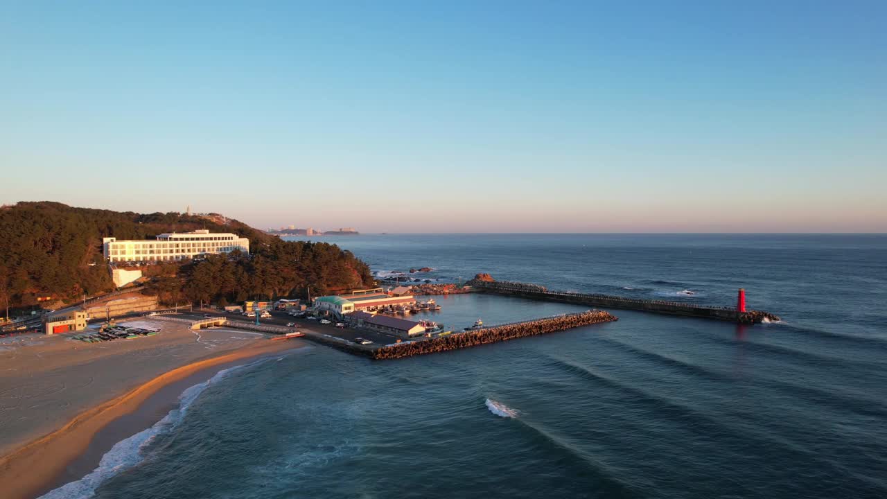 韩国江原道阳阳郡Jinjeonhang港附近的东海景色视频素材