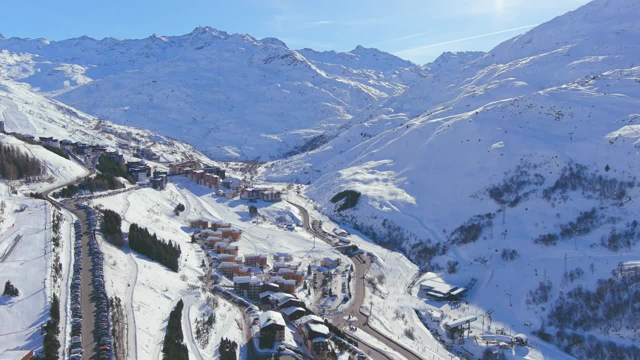 法国，Les Menuires:法国著名的阿尔卑斯山滑雪胜地(萨瓦阿尔卑斯山)冬季鸟瞰，阳光明媚，雪景丰富——从高处俯瞰欧洲全景视频素材