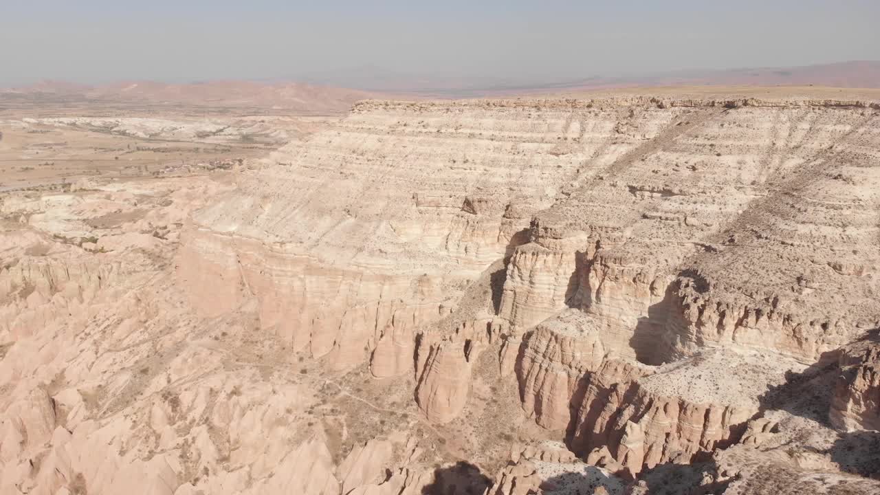 鸟瞰图峡谷在卡帕多西亚景观高空4K Dlog全景视频素材