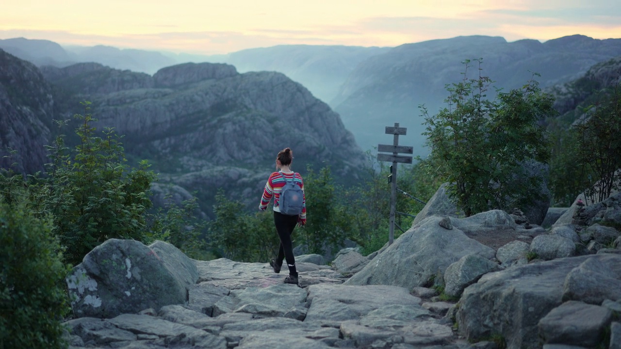 女子在Lysefjorden的背景下徒步旅行视频素材