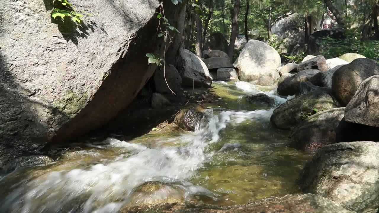 山上有瀑布和小溪视频素材