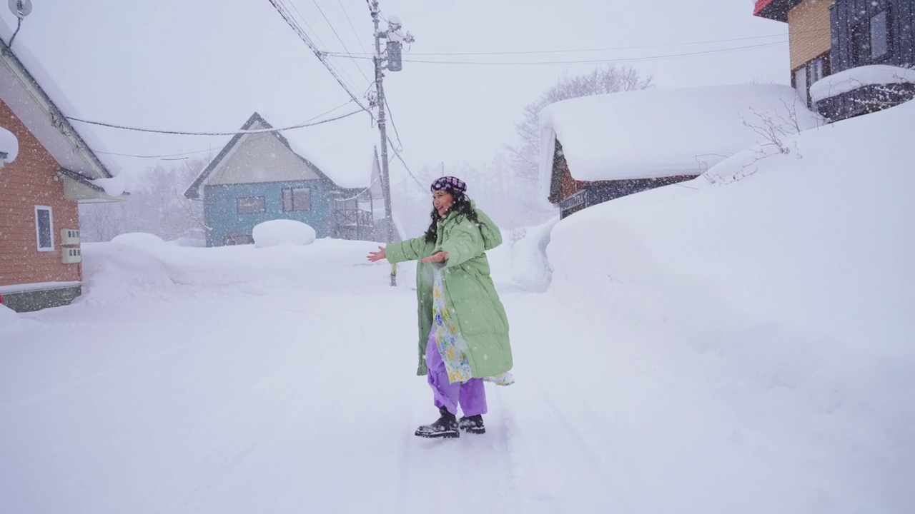 慢动作的女人乐趣与雪花飘落视频素材