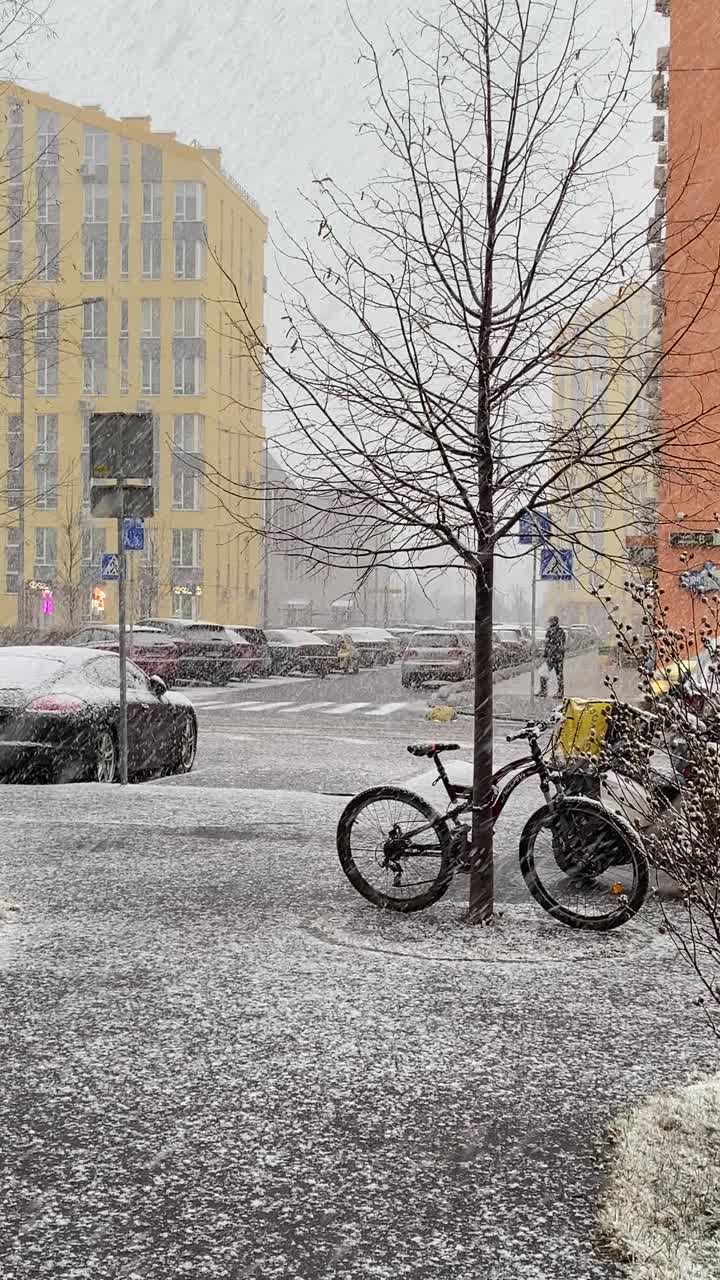 雪中的城市，雪中的小镇，雪下的自行车，舒适的小镇视频素材