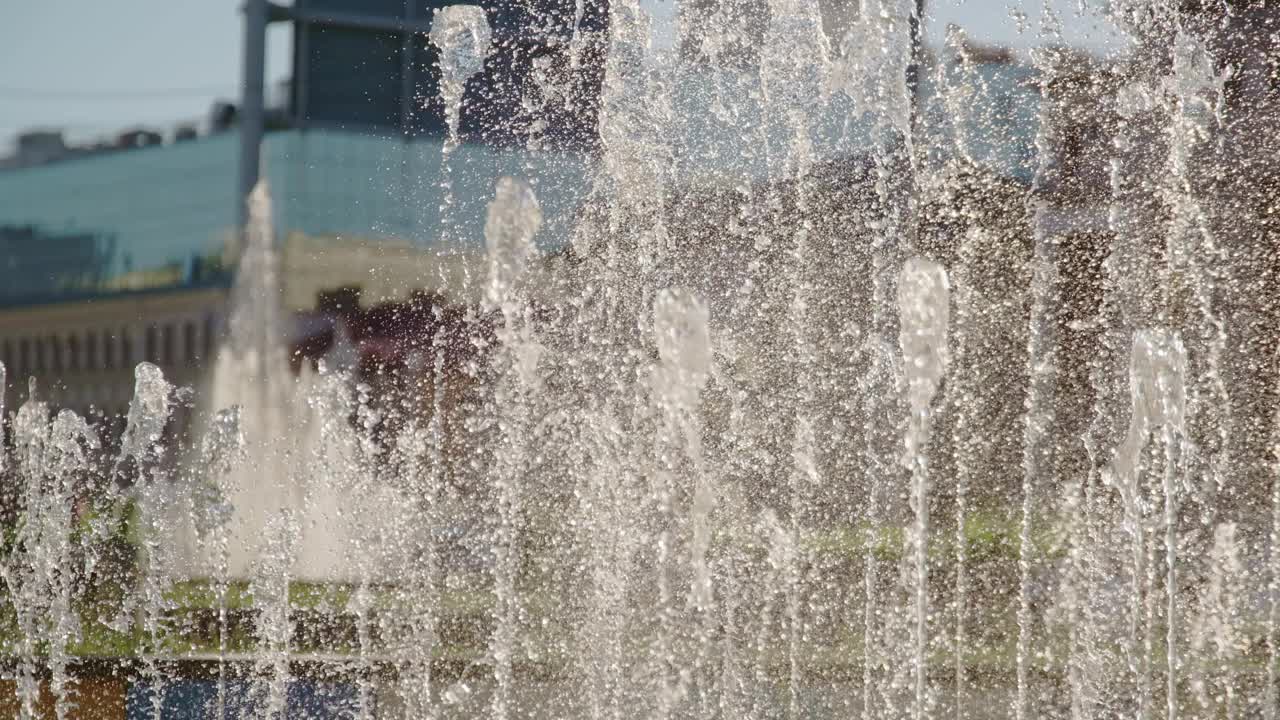 现代夏日城市喷泉的高水位喷水池视频素材