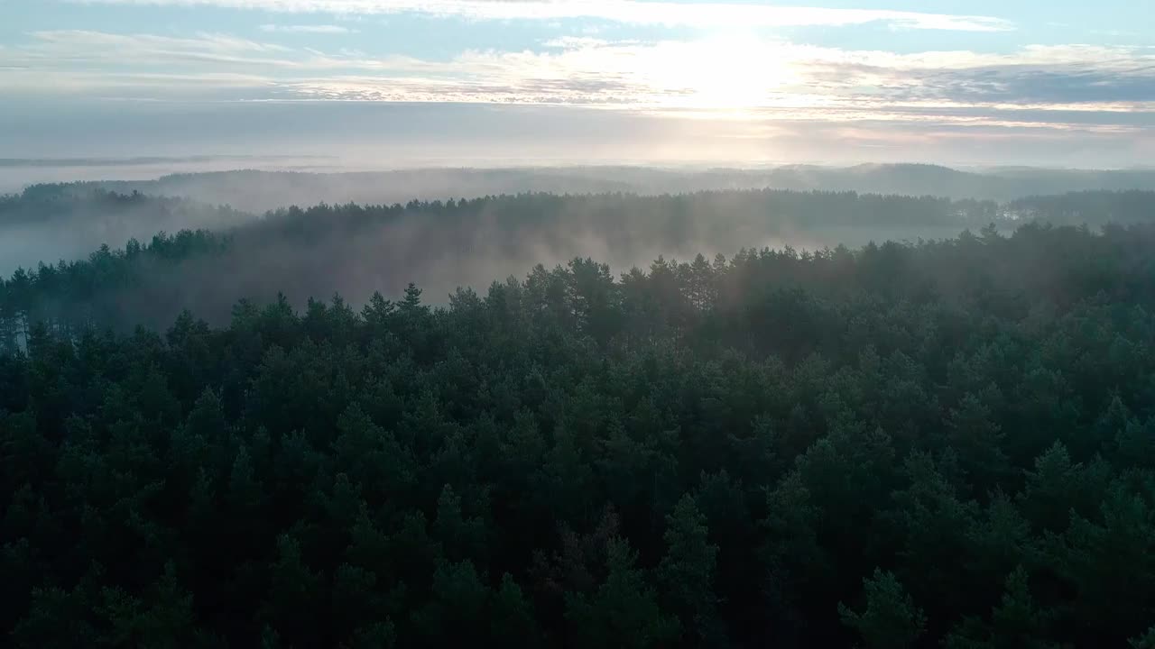 雾蒙蒙的早晨，在森林和田野环绕的美丽湖泊上。一个小村庄，坐落在雾和晨曦中湖附近。视频素材