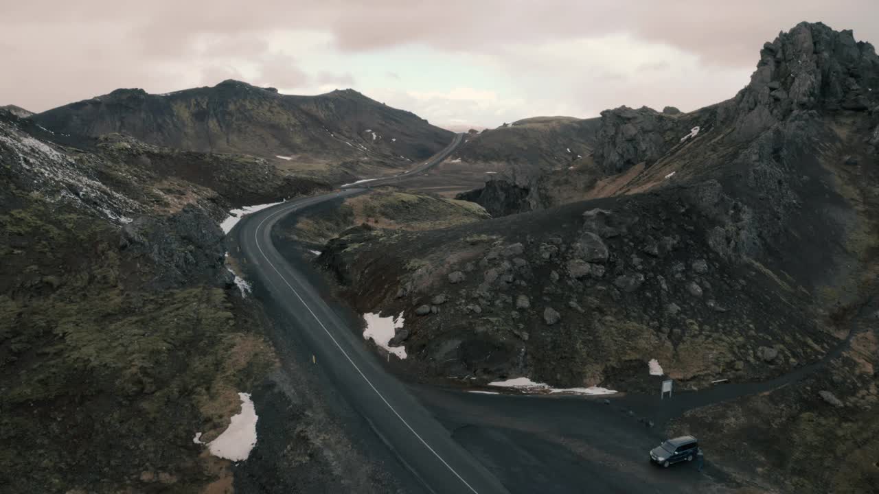 冰岛山的风景与公路风景惊人史诗无人机的看法视频素材