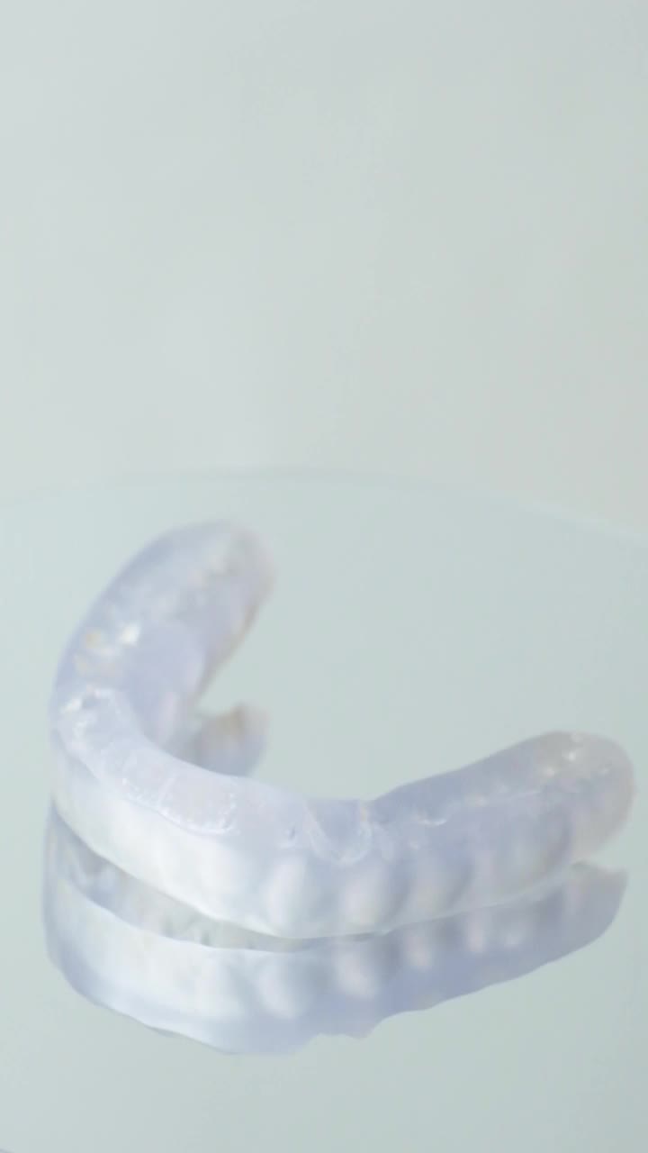 牙套，夹板用于治疗颞下颌关节功能障碍，磨牙症，错颌，放松下颌肌肉。视频素材