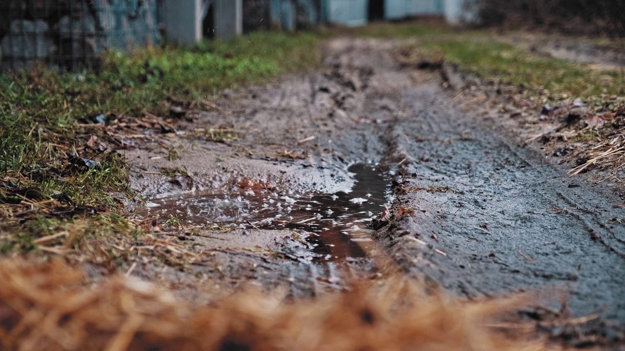 漏水的天沟滴水在地上形成雨坑视频素材