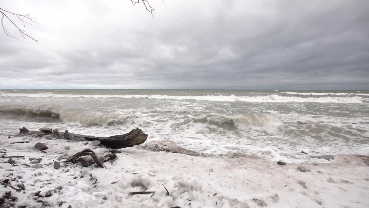 北部风暴海的海岸视频素材