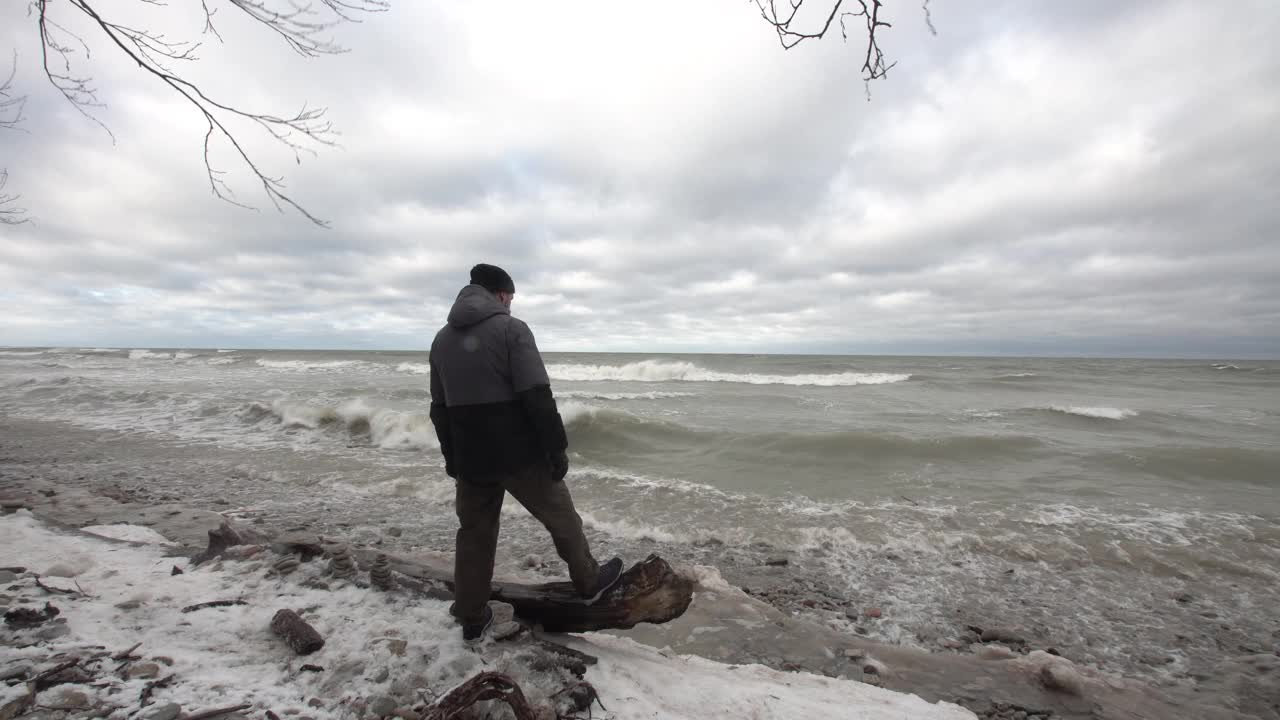 男人站在北方狂风暴雨的海边视频素材