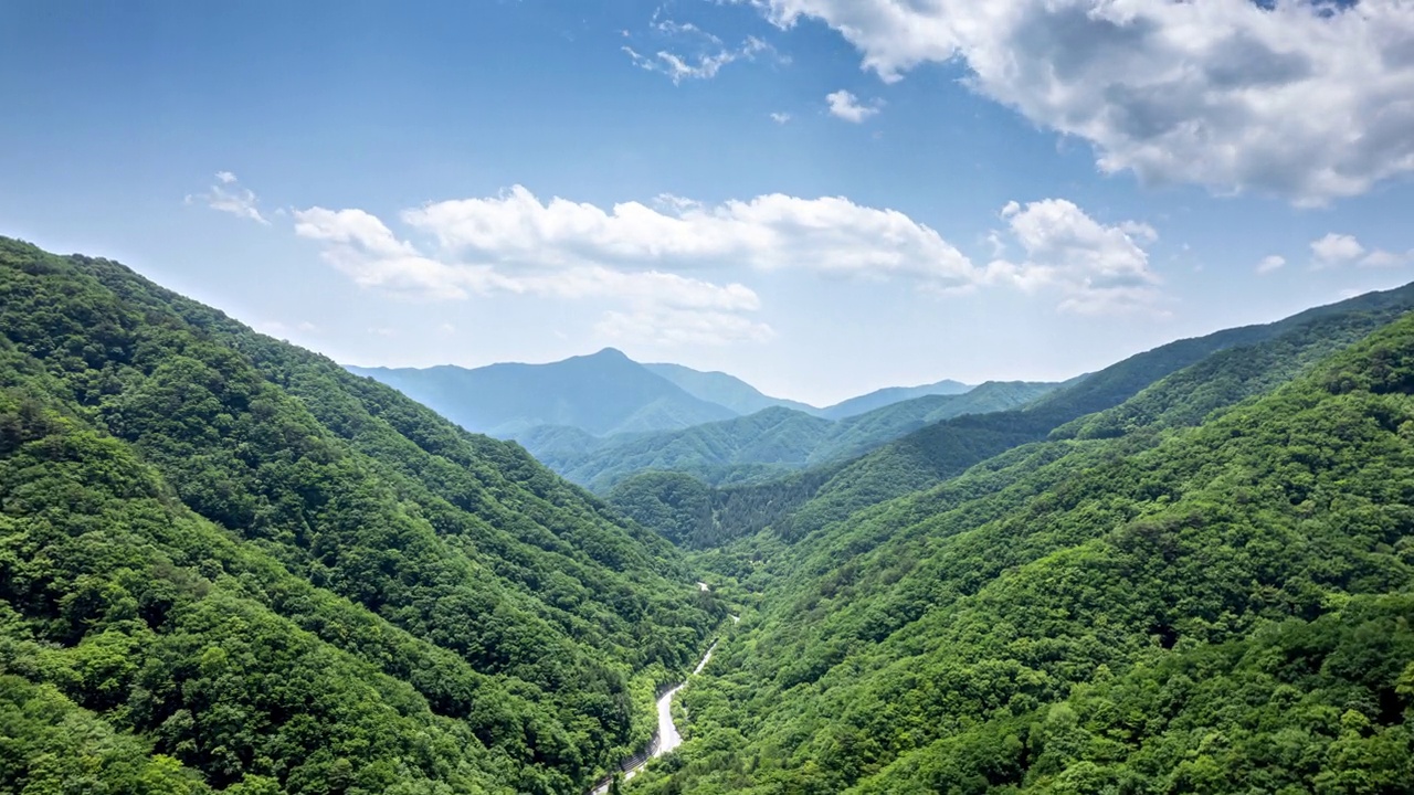 山、路和移动的云/韩国京畿道加平郡视频素材