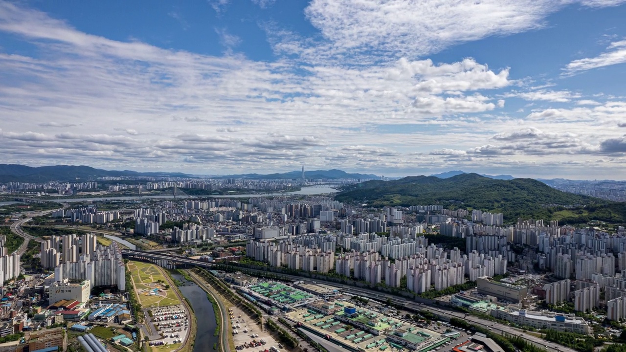 韩国京畿道南杨州市，汉江和大山区附近的公寓小区的城市景观视频素材