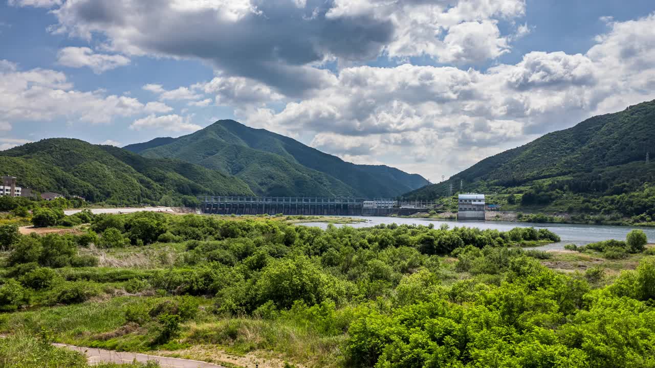 韩国京畿道加平郡清坪水坝附近移动的云视频素材