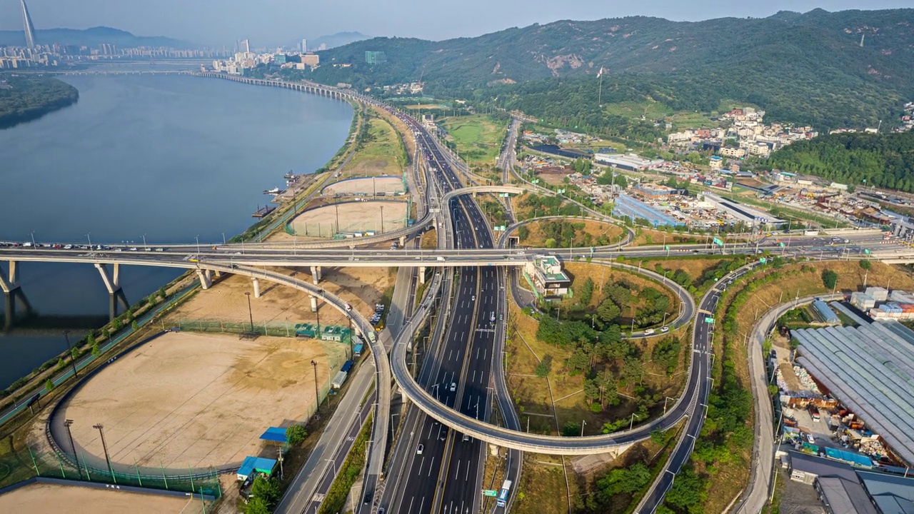 韩国京畿道九里市，汉江和川立交周边的城市景观视频素材