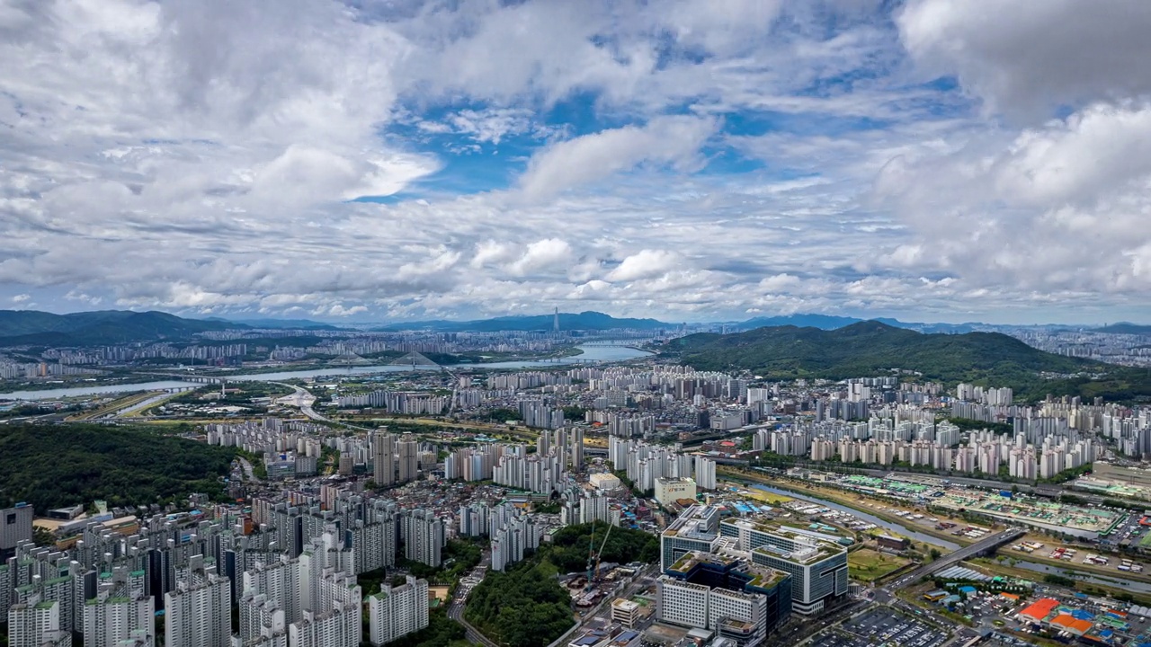 韩国京畿道南杨州市，汉江和大山区附近的公寓小区的城市景观视频素材