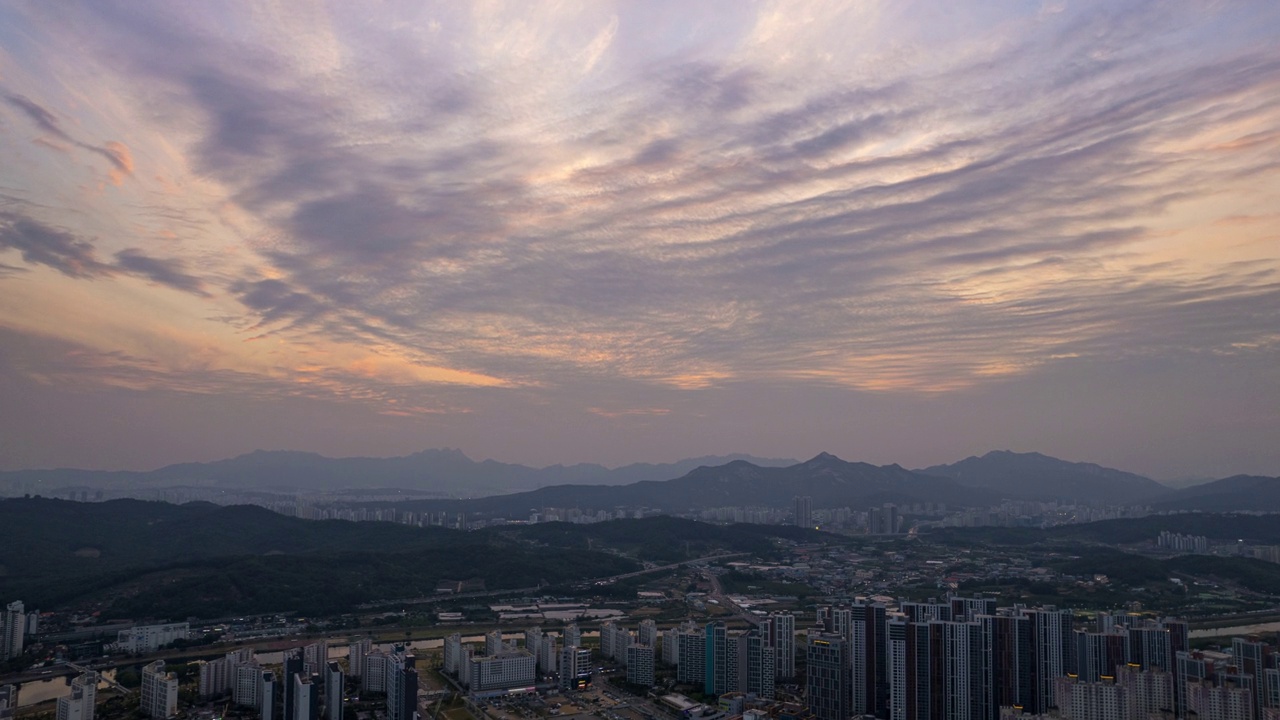 韩国，京畿道，茶山区/南杨州市附近的城市景观与日落的公寓视频素材