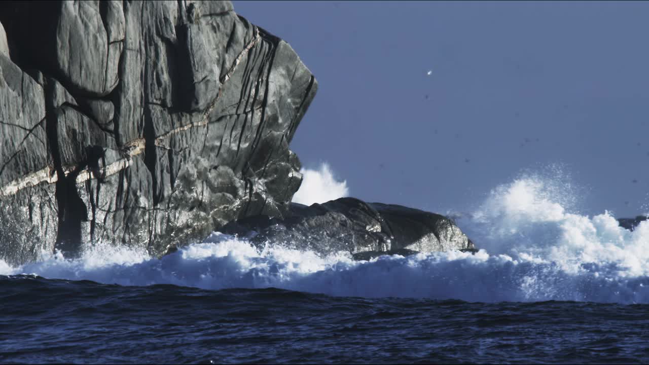 东海/韩国附近的岩石和海浪视频素材