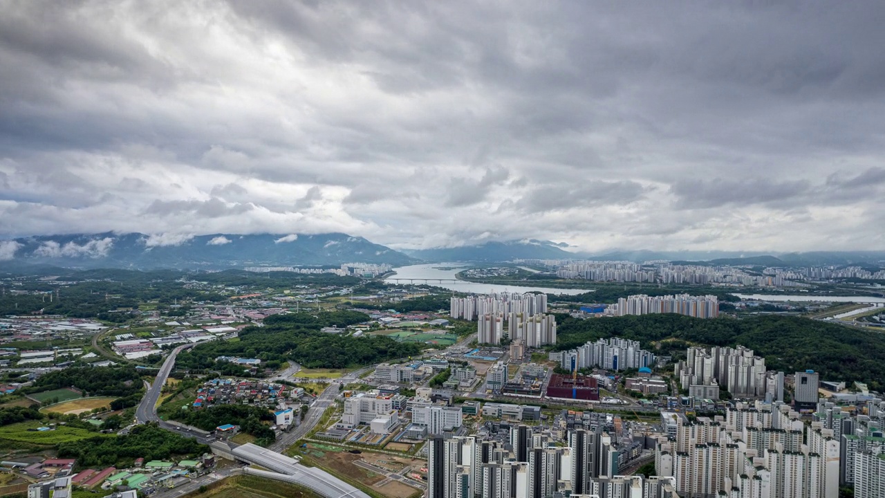 韩国京畿道南杨州市，汉江和大山区附近的公寓小区的城市景观视频素材