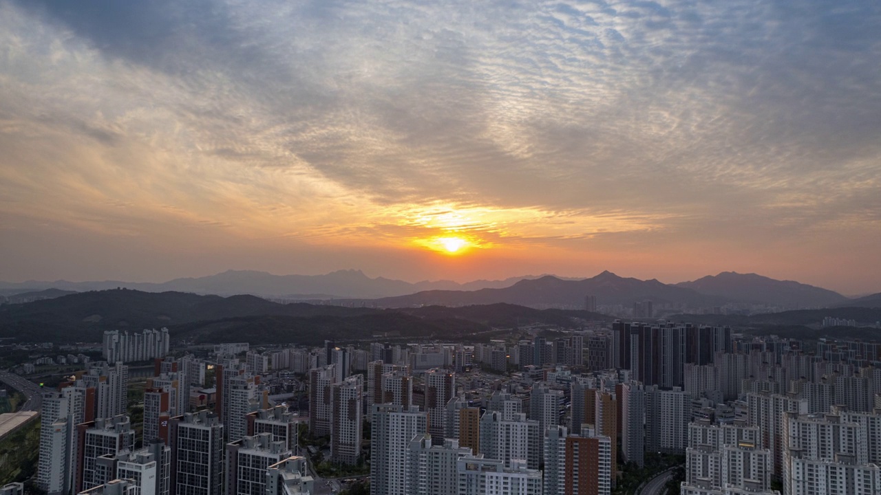 韩国，京畿道，茶山区/南杨州市附近的城市景观与日落的公寓视频素材