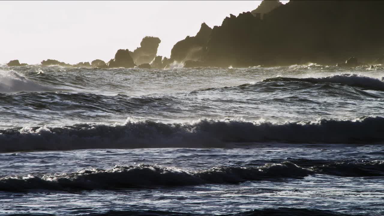 东海/韩国附近的岩石和海浪视频素材