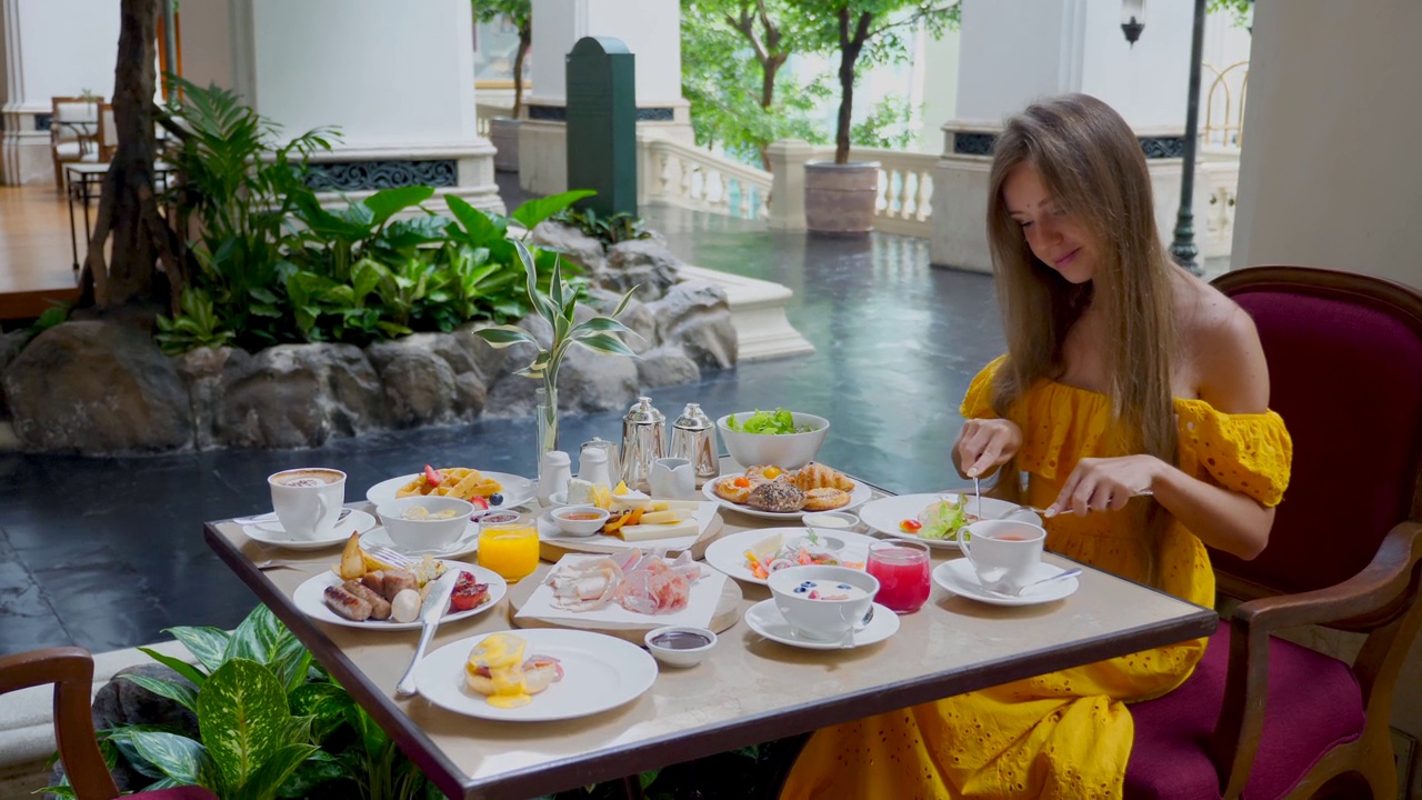 在高档酒店餐厅享用早餐视频素材