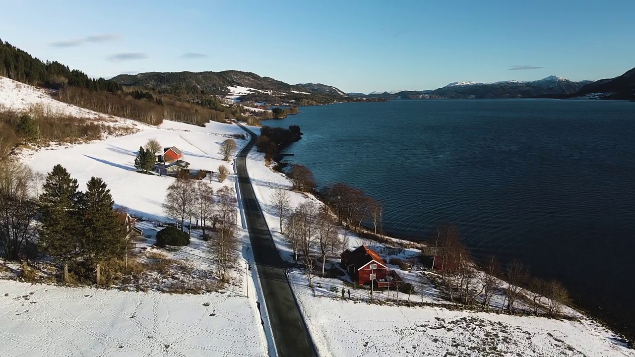 挪威冬季被雪景包围的海岸公路。空中视频素材