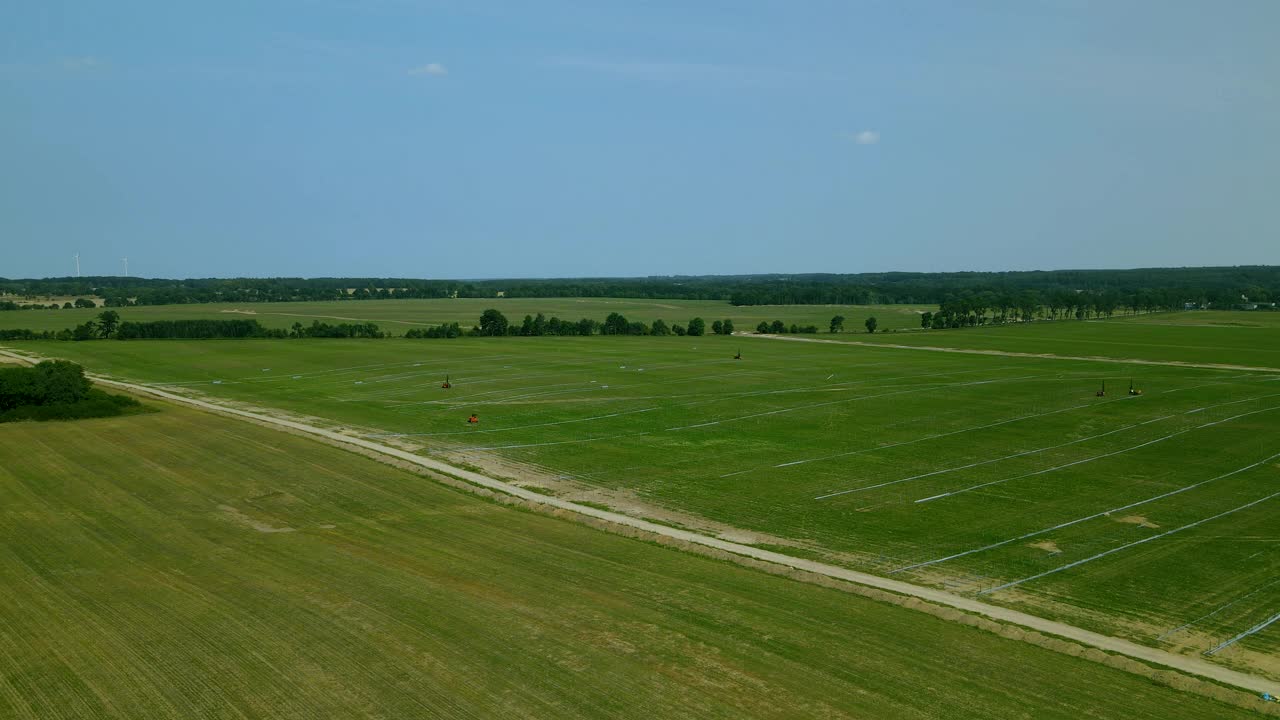 波兰Zwartowo太阳能农场的广阔领域的鸟瞰图。视频素材