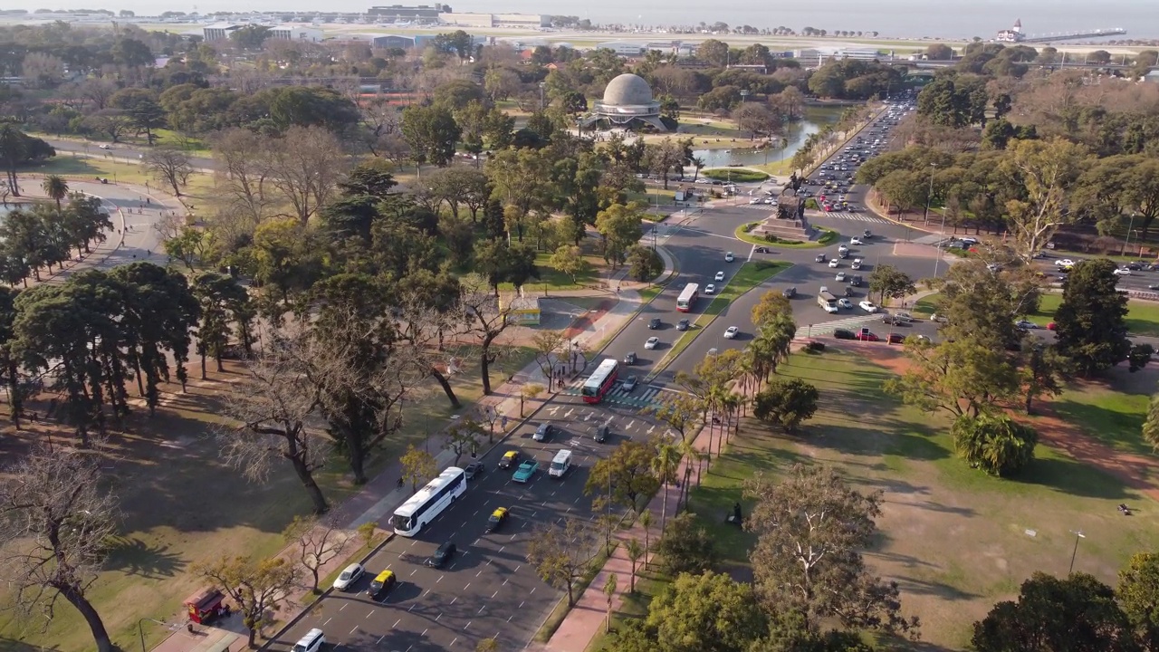 空中天桥道路与驾驶汽车和著名的伽利略天文馆背景-布宜诺斯艾利斯，阿根廷视频素材