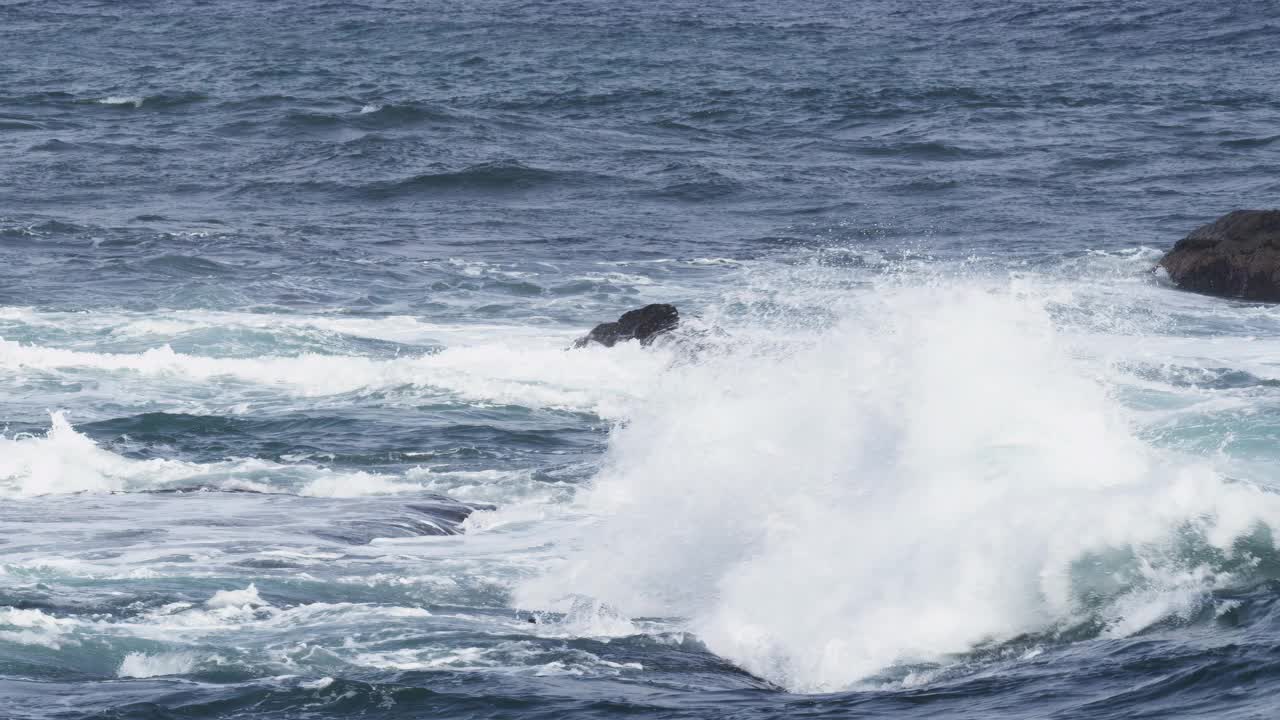 东海/韩国附近的岩石和海浪视频素材