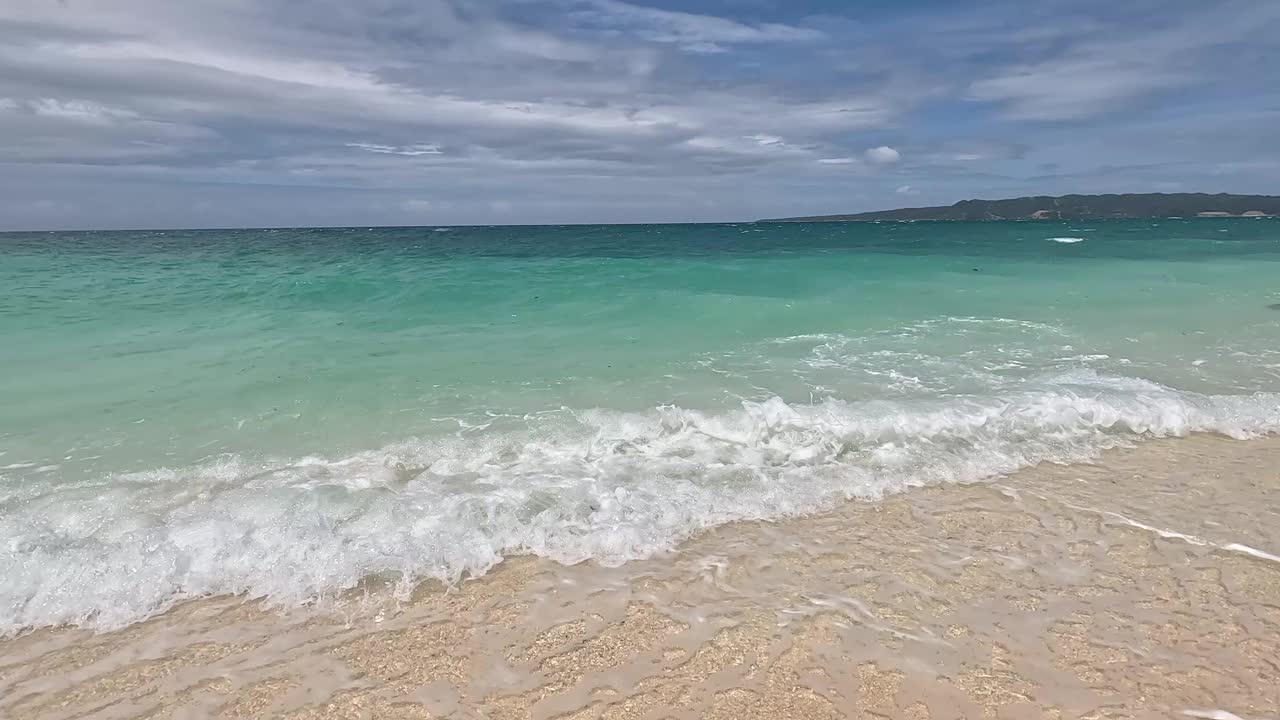 长滩岛Bulabog沙滩上的海浪视频素材