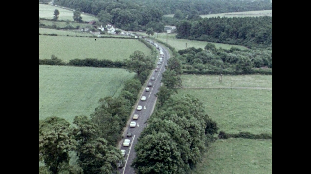 英国乡村道路上的空中交通排队;1969视频素材