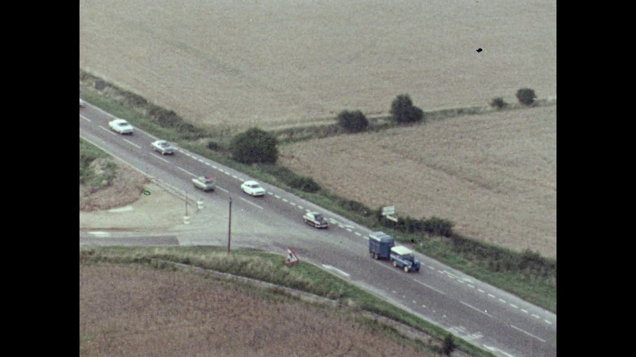 空中交通堵塞在乡村公路的马箱后面，英国;1970视频素材