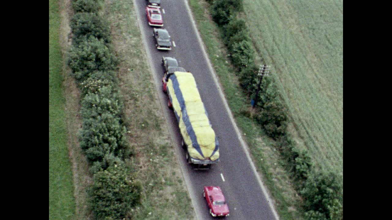 英国蜿蜒道路上的空中交通排队;1969视频素材