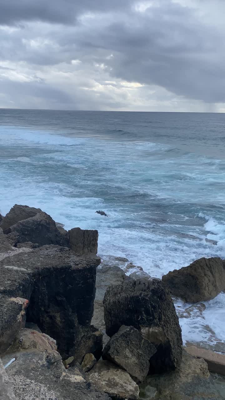 海浪冲击着岩石海滩，风暴视频素材