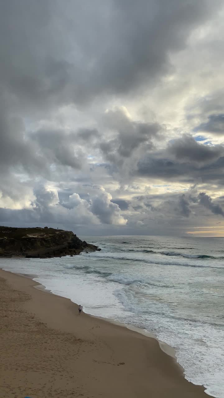 海浪拍打着沙滩，宁静的海景视频素材