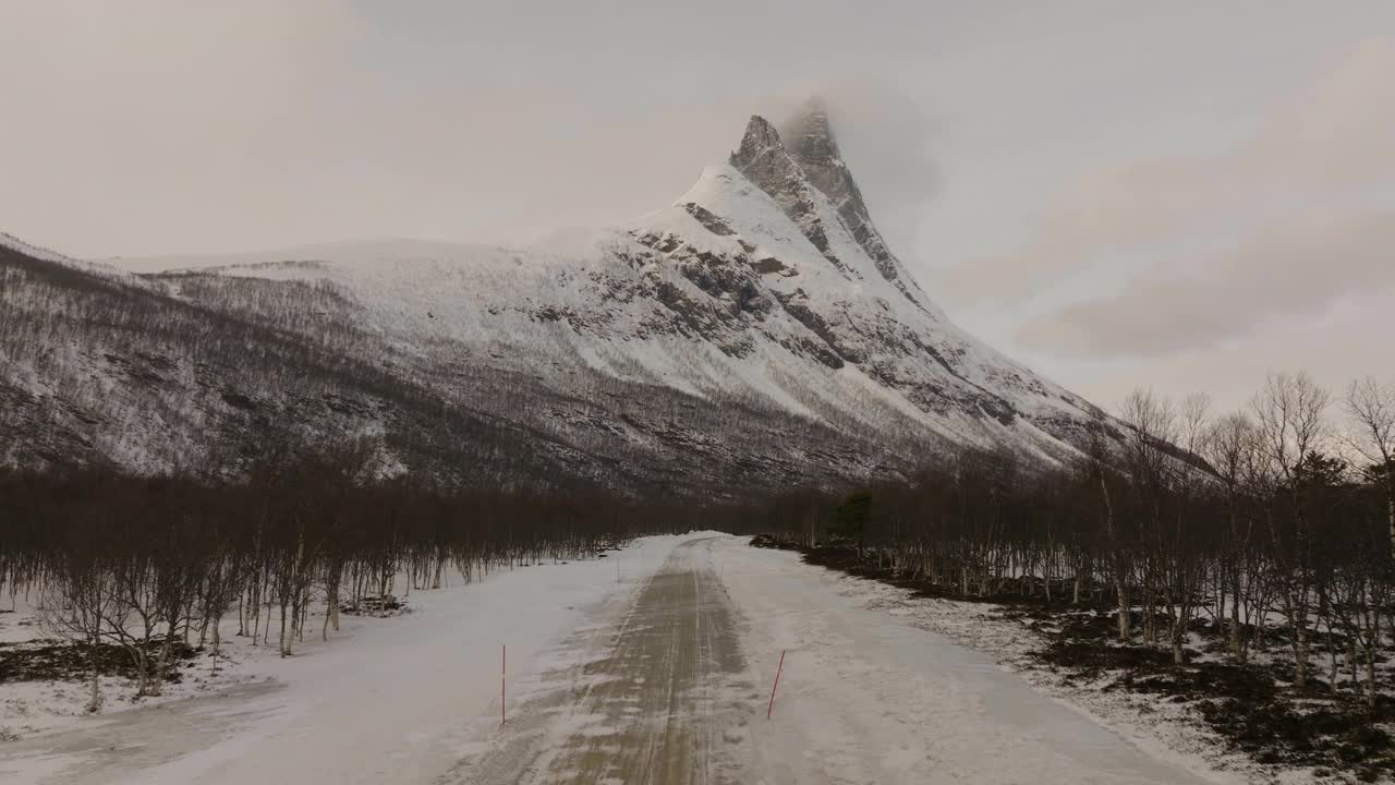 雄伟的奥特廷登山在多变的北极天气，雪景;无人机视频素材