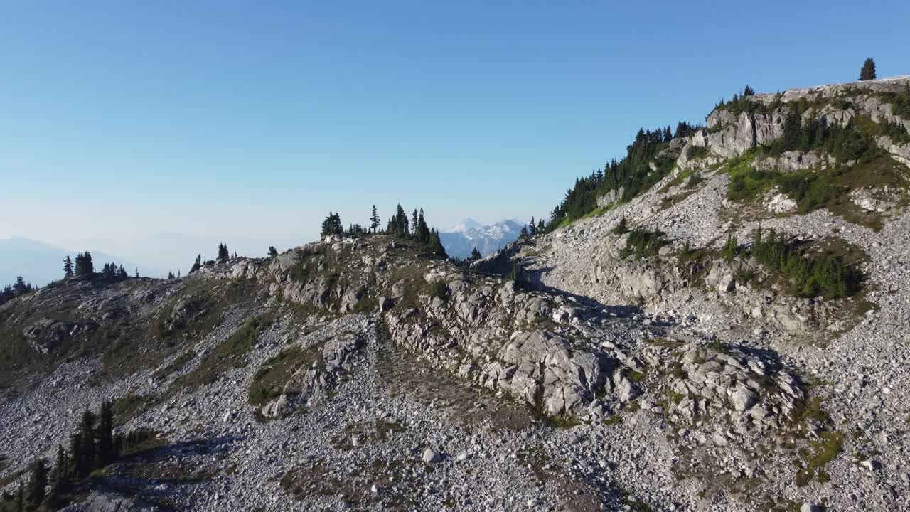 在加拿大不列颠哥伦比亚省的布鲁山与松树的令人难以置信的雪山景观的空中揭示4K视频素材