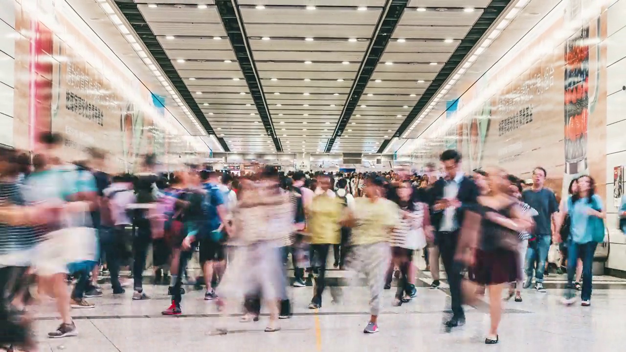 香港地铁高峰时段，行人和商业人士在地铁站内行走的时间变迁视频素材