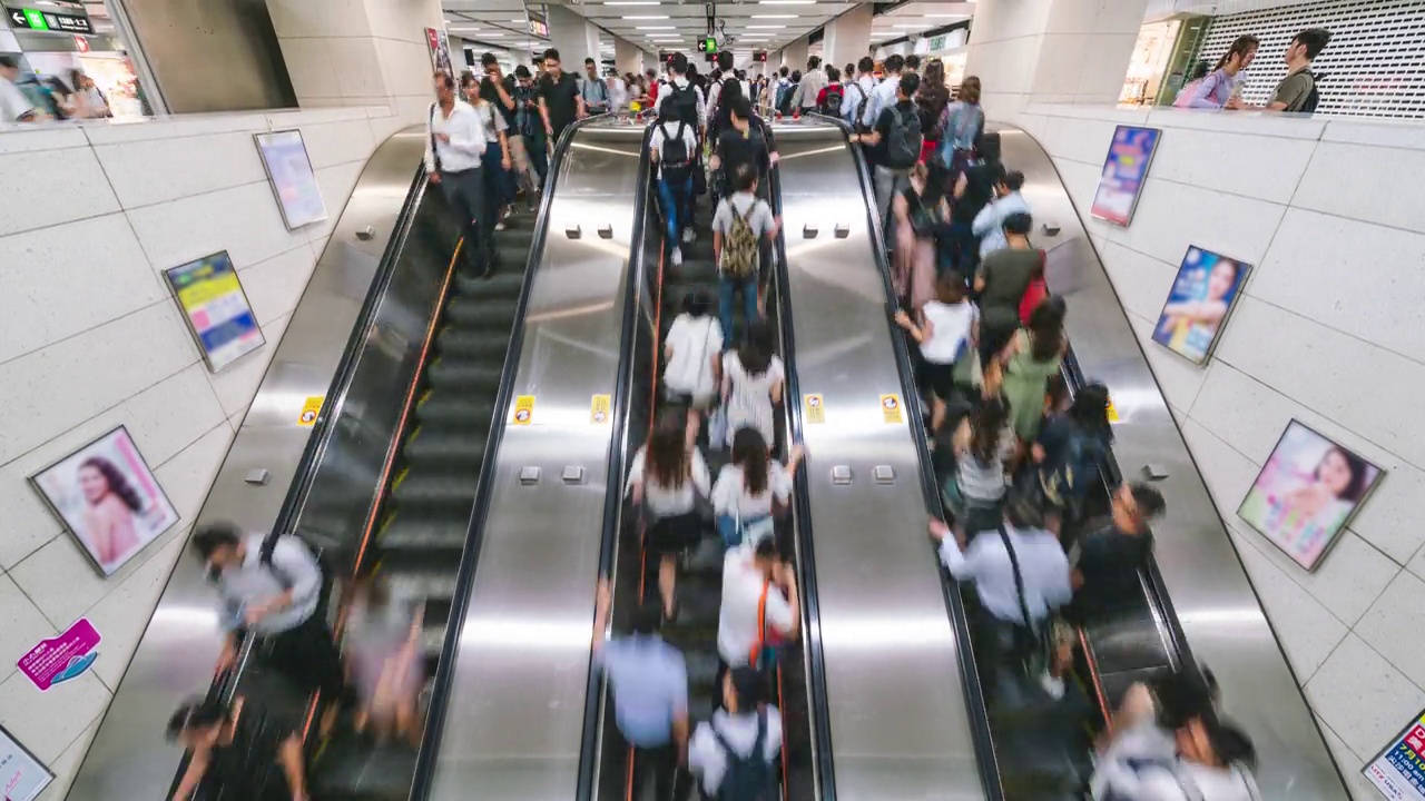 香港地铁高峰时段乘客和游客在自动扶梯上行走的时间变化视频素材