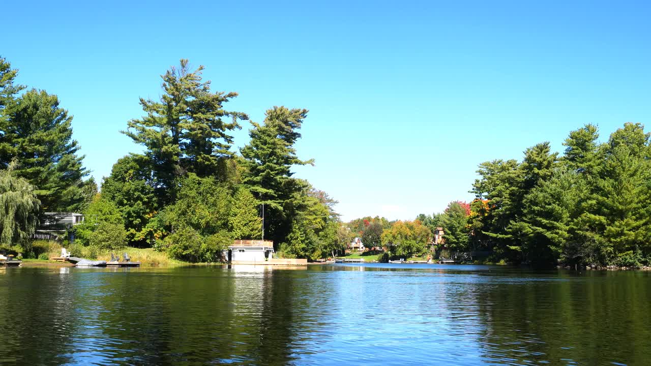 Muskoka沿河小屋视频素材