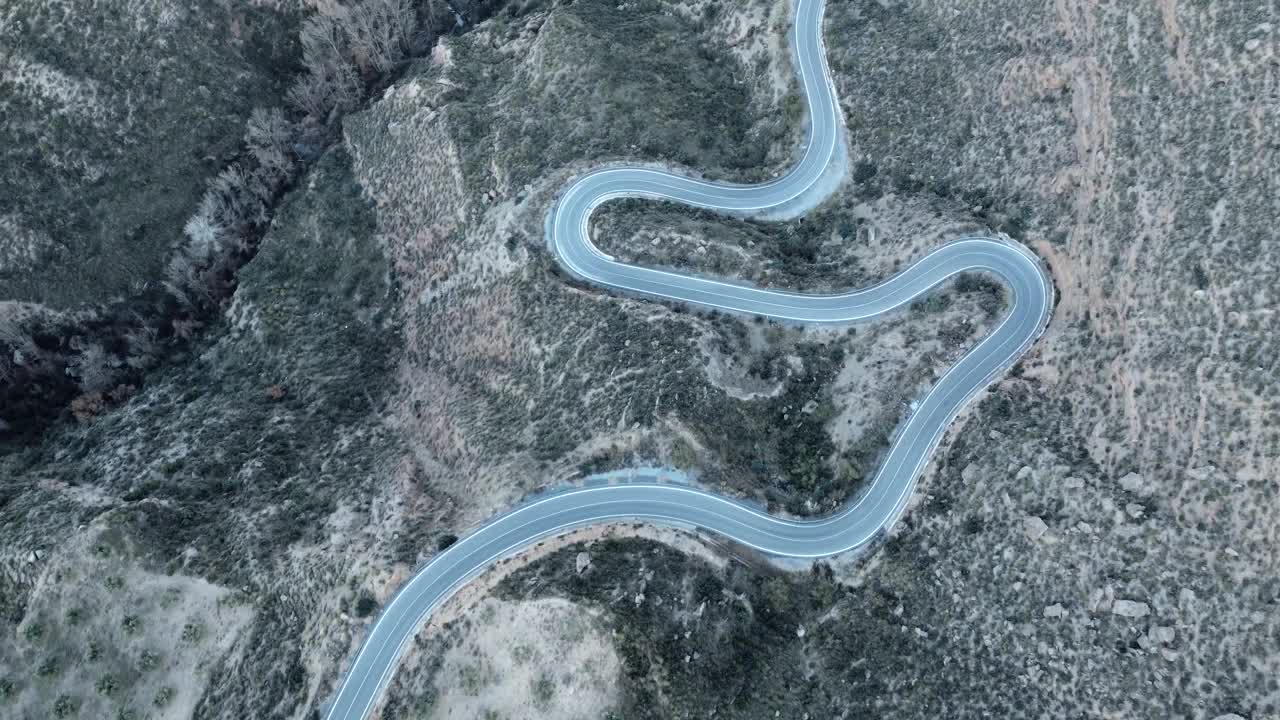 这是西班牙格拉纳达内华达山脉戈拉菲山谷中一条隐蔽道路的鸟瞰图。视频素材