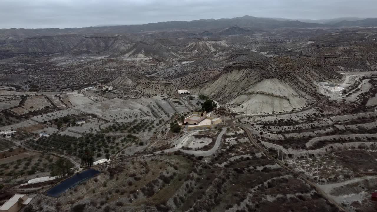 鸟瞰图。西班牙阿尔梅里亚的Tabernas沙漠野生和贫瘠的景观。意大利式西部片的电影地点确定了。视频下载