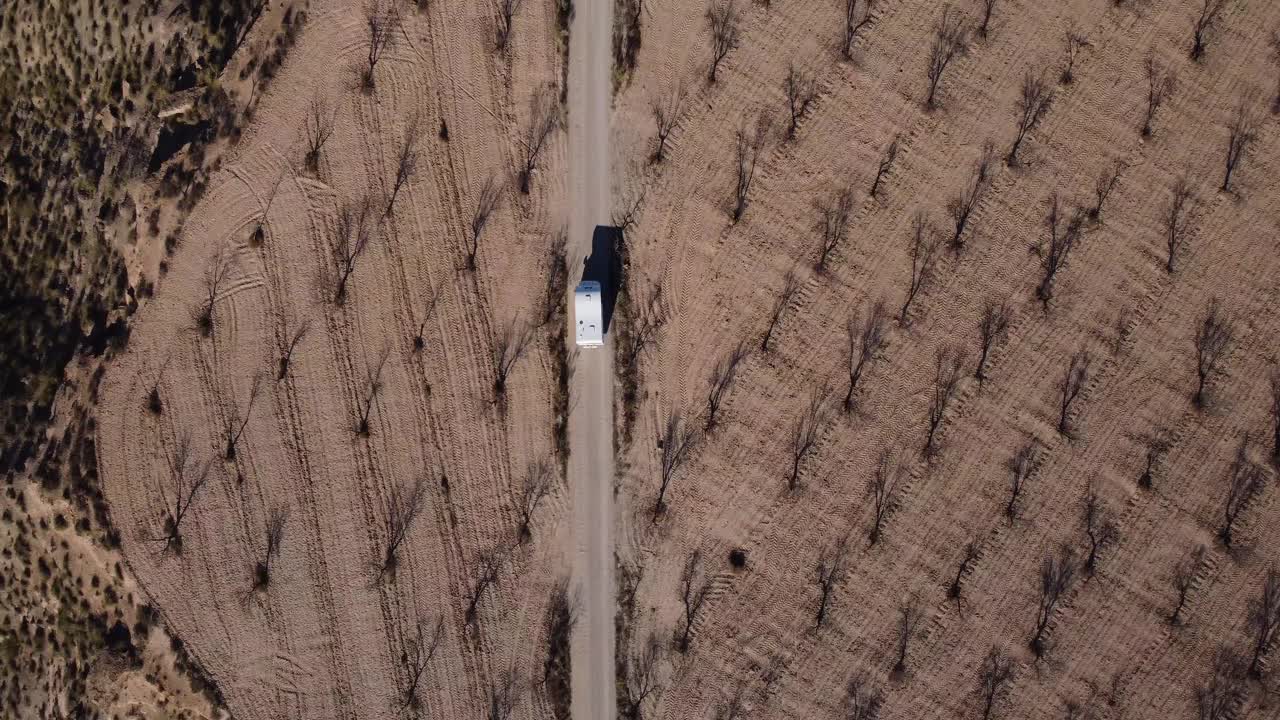 这是西班牙格拉纳达内华达山脉戈拉菲山谷中一条隐蔽道路的鸟瞰图。视频下载