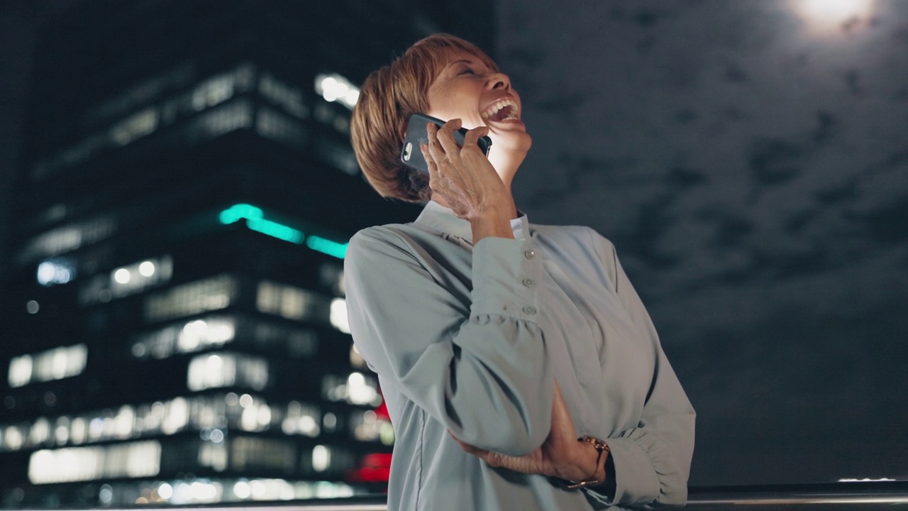 城市，夜间和商业女性打电话为全球网络，谈判成功或企业沟通。办公大楼，散景和快乐的黑人女性，老板或高管打电话视频素材