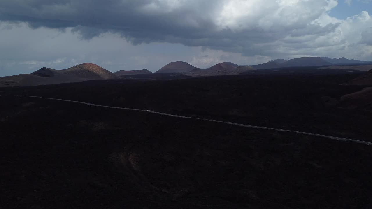 西班牙加那利群岛兰萨罗特岛艾尔戈尔佛火山湖的鸟瞰图。视频下载